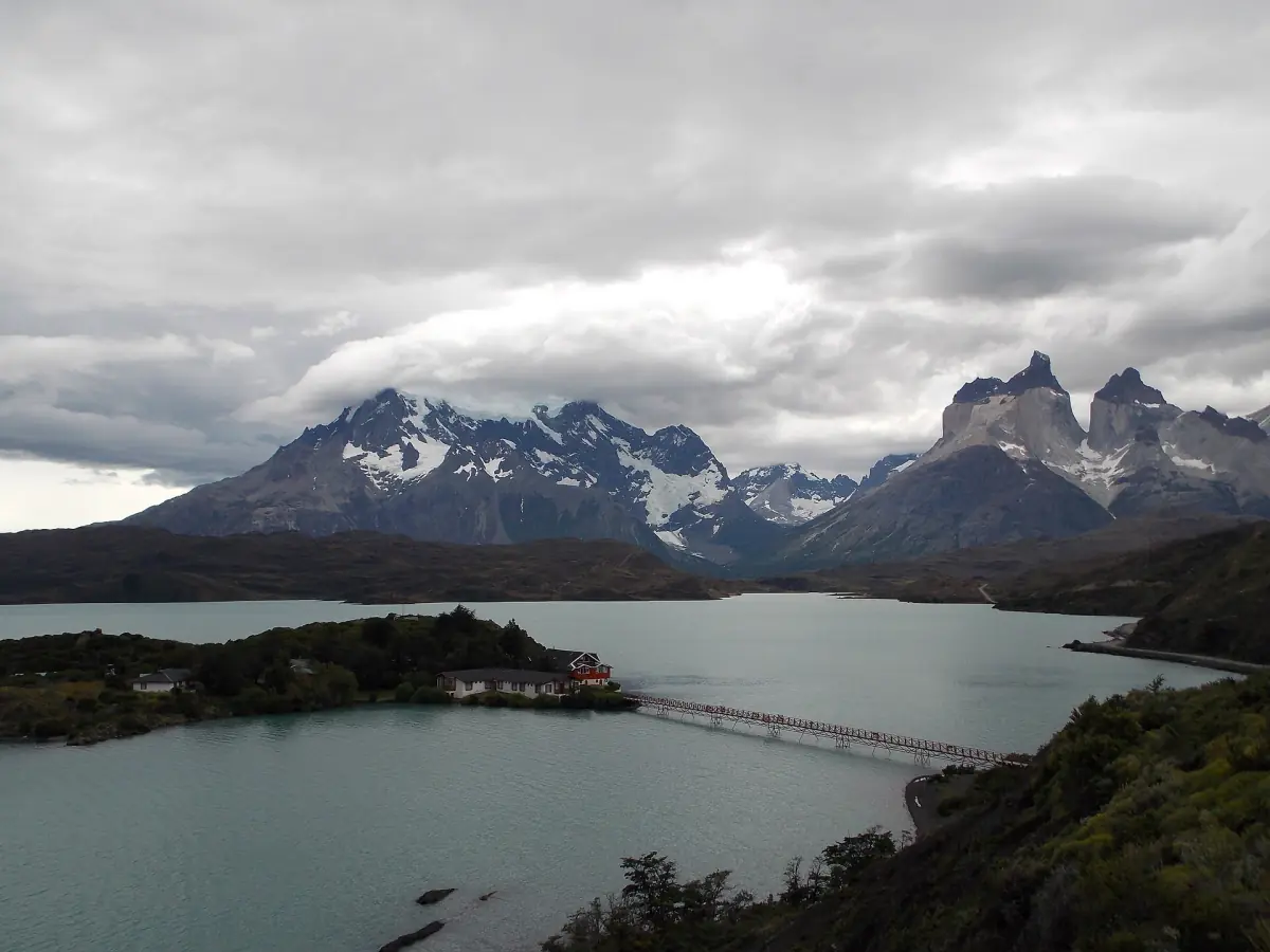 The island in Lago Pehoé with its footbridge